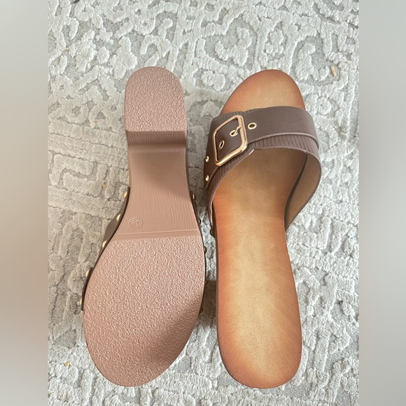 Brown clog sandal. Rubber sole. Size 8. Box included - Picture 3 of 3